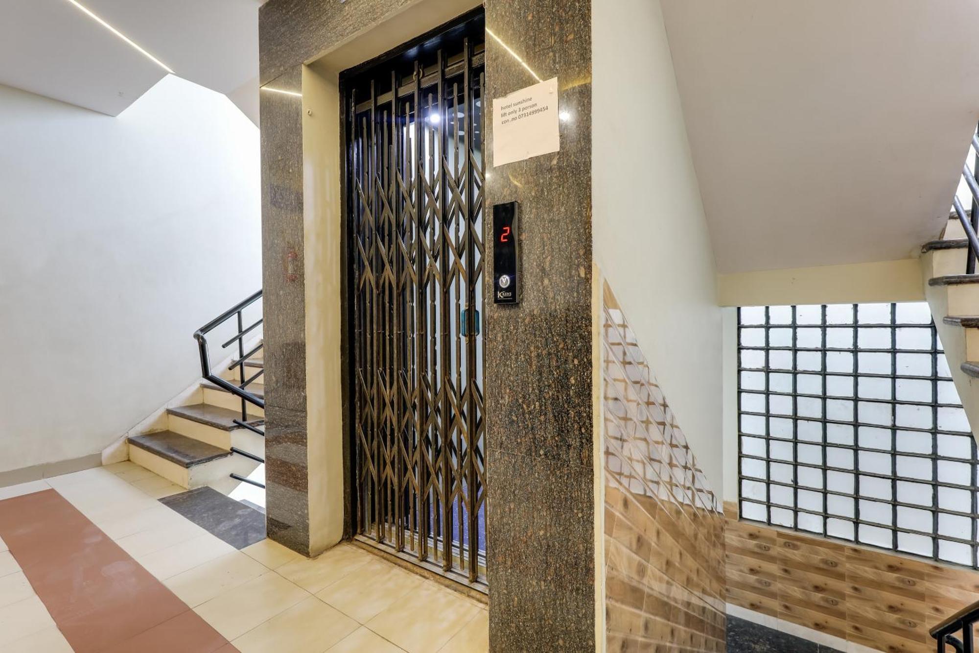 Oyo 16733 Hotel Sunshine Indore Exteriör bild